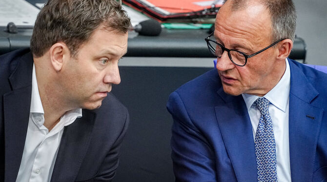 SPD-Chef und Finanzminister Lars Klingbeil (links) und Bundeskanzler Friedrich Merz (CDU) müssen wohl noch ein wenig die Köpfe z SPD-Chef und Finanzminister Lars Klingbeil (links) und Bundeskanzler Friedrich Merz (CDU) müssen wohl noch ein wenig die Köpfe z
