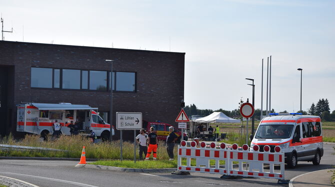 Am neuen Kusterdinger Feuerwehrhaus war die Einsatzleitung stationiert, die Einfahrt zum Kreisverkehr diente als Meldekopf für d