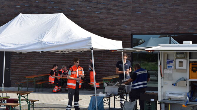 Am Feuerwehrhaus wurden die Einsatzkräfte durch das DRK Kusterdingen-Kirchentellinsfurt verpflegt.