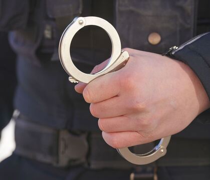 Polizei Handschellen - Symbolbild