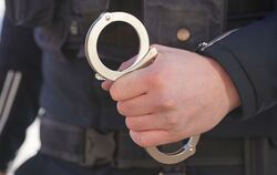 Polizei Handschellen - Symbolbild