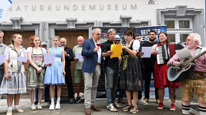 OB Thomas Keck und Regine Vohrer eröffnen mit den Weindorfwirtsfamilien den 38. Reutlinger Herbst.