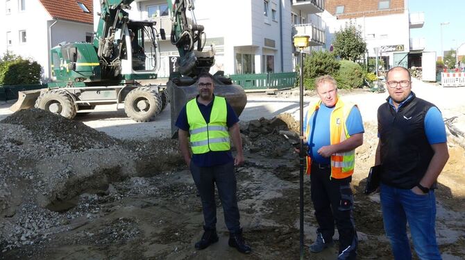 Die wöchentliche Besprechung von Kämmerer Luigi Sileo (von links), Polier Uli Goller und Ingenieur Dominic Walter und deren Mita