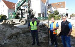 Die wöchentliche Besprechung von Kämmerer Luigi Sileo (von links), Polier Uli Goller und Ingenieur Dominic Walter und deren Mita