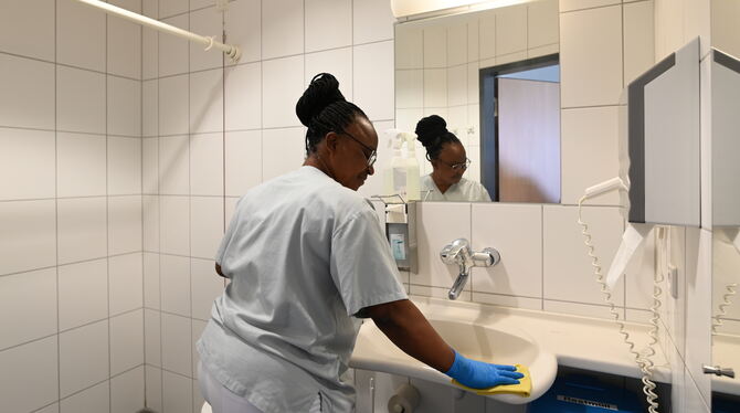 Klinikum am Steinenberg Reinigungskraft Das Bad von Patientenzimmern wird mit gelben Tüchern behandelt. Für die Toilette – und nur für die – kommen rote Lappen zum Eins