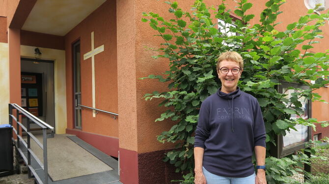 Manuela Seynstahl steht neben dem Eingang zum Haus Matizzo in Metzingen. Dort arbeitet sie und leitet als Geschäftsführerin die