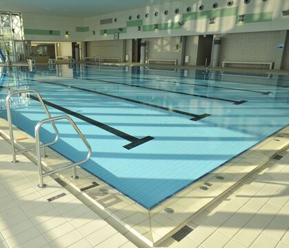 Der DLRG Tübingen trainiert regelmäßig im Hallenbad Nord auf dem WHO sowie im Uhlandbad nahe der Neckarbrücke.