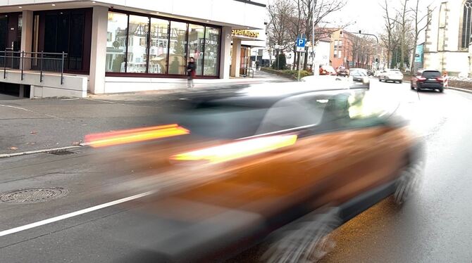 Raser, Pfullingen, Innenstadt Bislang ist im Bereich des Pfullinger Lindenplatzes noch nicht Tempo 30 tagsüber geplant, obwohl die Lärmpegelwerte kritisch sin