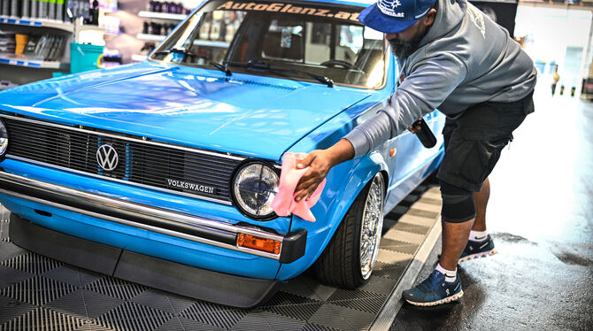 Tuning World Bodensee 2025,Messe,Friedrichshafen,Reinigung,Zubehör,Putzen,Sauberkeit Chrom, Lack und tiefergelegtes Fahrwerk: Die Autos auf der Tuning World Bodensee, einer Messe in Friedrichshafen, wollen einzig