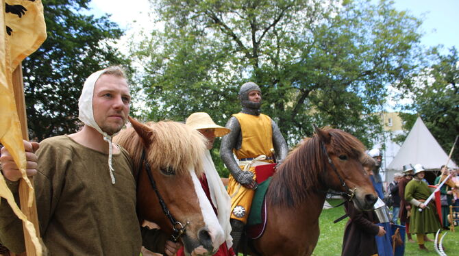 Dr. Michael Kienzle hoch zu Ross als Ritter vom Greifenstein mit seinem Gefolge: Mehrere Vorträge zum Greifenstein-Projekt der Dr. Michael Kienzle hoch zu Ross als Ritter vom Greifenstein mit seinem Gefolge: Mehrere Vorträge zum Greifenstein-Projekt der