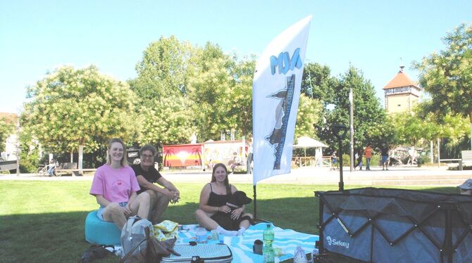 Patricia Haberl (links) und Heide Barth mit einer Jugendlichen, die das Angebot im Bürgerpark gerne nutzt.  FOTO: JENATSCHKE
