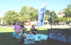 Patricia Haberl (links) und Heide Barth mit einer Jugendlichen, die das Angebot im Bürgerpark gerne nutzt.  FOTO: JENATSCHKE