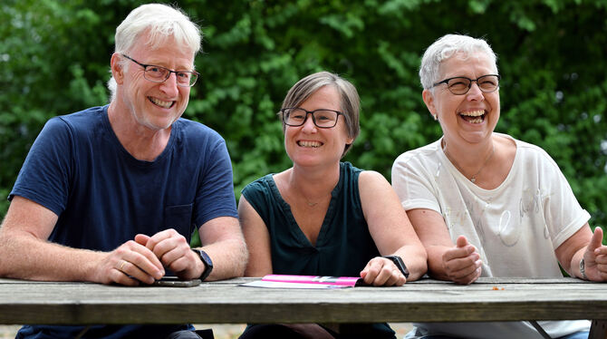 Traugott Huppenbauer, Ingrid Estiry und Ute Lante haben auch Spaß an  ihrem ehrenamtlichen Engagement in der Flüchtlingshilfe.