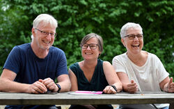 Traugott Huppenbauer, Ingrid Estiry und Ute Lante haben auch Spaß an  ihrem ehrenamtlichen Engagement in der Flüchtlingshilfe.