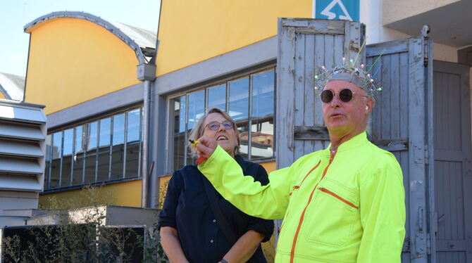 Künstler Serge Le Goff bei der Schlüsselübergabe für die Shedhalle zusammen mit Kulturamtsleiterin  Dagmar Waizenegger.