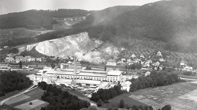 1953 - Luftaufnahme eines Steinbruchs: Wo steht dieses Zementwerk?