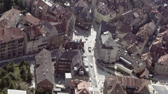 Um 1960 - Luftaufnahme einer Straße. Wer kennt diese Verkehrsader und kann sie lokalisieren?