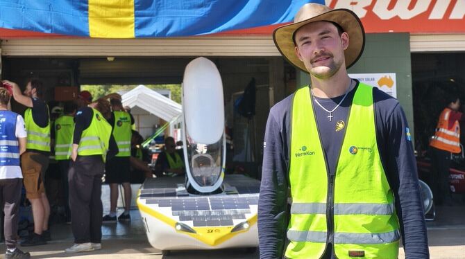 solarfahrzeug, adelaide, uphoff Daniel Uphoff vor dem Solarfahrzeug des Chalmers Solar Teams.