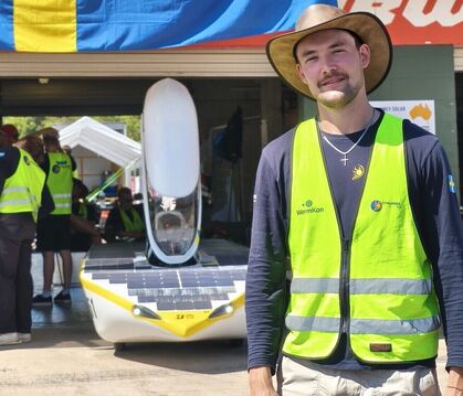 Daniel Uphoff vor dem Solarfahrzeug des Chalmers Solar Teams.