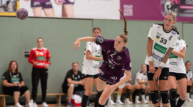 Selina Lindemann (beim Wurf) hat sich beim Pokal-Spiel in Nürtingen am Knie verletzt.  Die Linksaußen konnte zuletzt nur eingesc