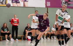 Selina Lindemann (beim Wurf) hat sich beim Pokal-Spiel in Nürtingen am Knie verletzt.  Die Linksaußen konnte zuletzt nur eingesc