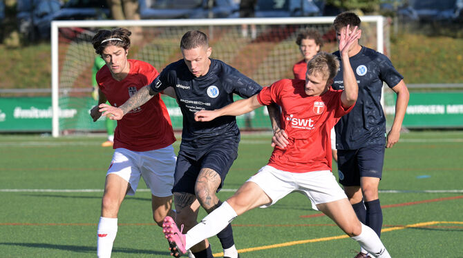 Die Young Boys um Marco Gaiser (Mitte) sind nicht zu stoppen. Wenn, dann nur mit einem Foul wie in dieser Situation von Lucas Ba