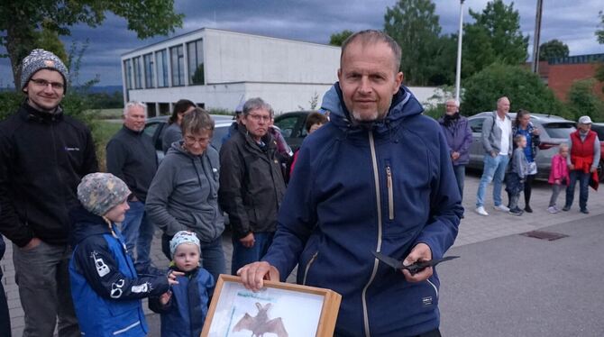 Experte Markus Bihler zeigt Fledermausarten und erklärt die Besonderheiten. Am Märchensee können noch viele der nachtaktiven T Experte Markus Bihler zeigt Fledermausarten und erklärt die Besonderheiten. Am Märchensee können noch viele der nachtaktiven T