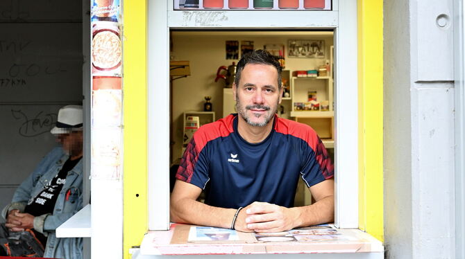 Claudio de Santi ist Kioskbetreiber und ehrenamtlicher Sozialarbeiter in Personalunion. An seiner Durchreiche geben sich Banker