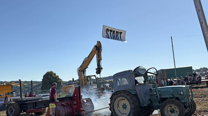 Kleine und große Traktoren gaben alles beim Trecker-Treck in Mehrstetten.