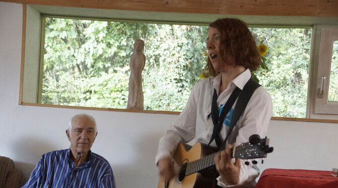 Johanna Zeul singt vor ihrem Vater Thomas Felder.