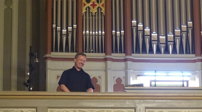 Frank Oidtmann auf der Orgelempore der evangelischen Kirche St. Peter und Paul in Gönningen.