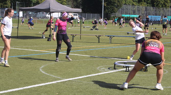 Das favorisierte Duo in den weißen Trikots, Ronja Lorenz (links) und Theresa Knauf, gewann diese Vorrundenpartie gegen Ricarda B