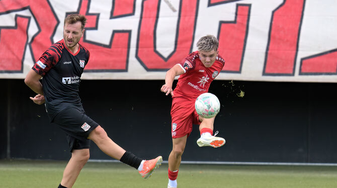 Baden-Wuerttemberg,Fussball,Maenner,OL,Oberliga,Saison 2025/26,wfv Maxim Schmalz (am Ball) setzt sich gegen Mika Müller von der TSG Backnang durch.