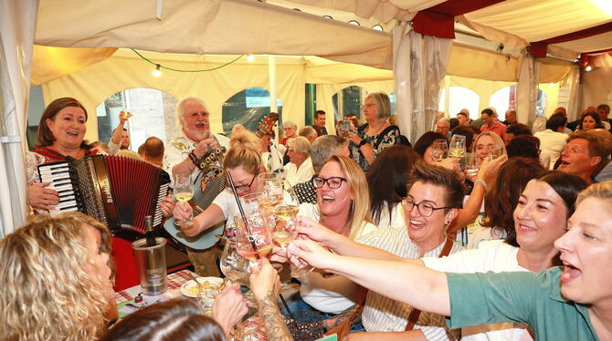 2025-08-30 Weindorf; Reutlingen; Samstagabend Beste Stimmung mit Live-Musik vom Stauferland-Duo am Samstagabend in einer der Lauben des Reutlinger Herbsts.