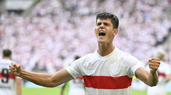 Darf sich zurecht feiern lassen: VfB-Siegtorschütze Chema Andres.