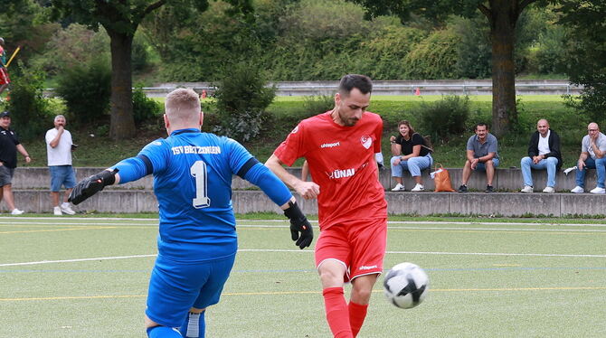2025-08-31 FB SV Anadolu vs TSV Betzingen Am Dietweg Doppeltorschütze Onur Seyhan (rechts, SV Anadolu) versetzt Torhüter Leandro Libeccio vom TSV Betzingen und erzielt das Tor zum 1