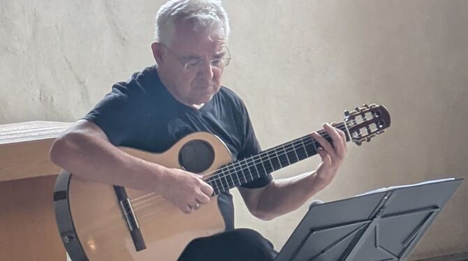 Volker Luft spielte in der Stephanuskirche auf der Gitarre Werke von Bach und Luther.