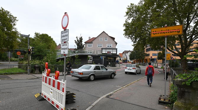 Trotz klarer Beschilderung fahren manche Autofahrer mutig in Richtung Baustelle und Vollsperrung auf der Lindachstraße.