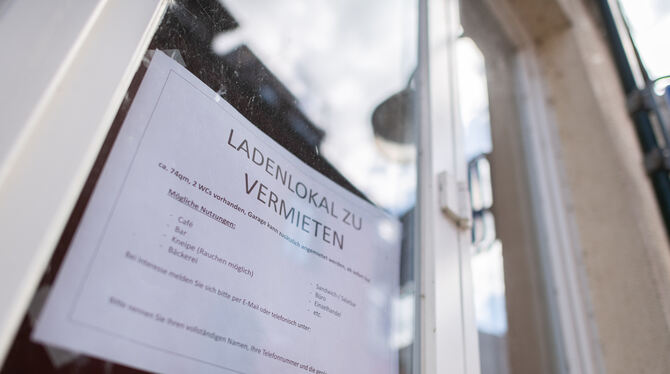 Leerstand; Laden; Innenstadt; Reutlingen; Thema Mietforderungen Über Zeitungsannoncen, die Wirtschaftsförderung der Stadt, Online-Portale oder Aushänge an der Immobilie selbst - wie hier - ver