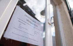 Über Zeitungsannoncen, die Wirtschaftsförderung der Stadt, Online-Portale oder Aushänge an der Immobilie selbst - wie hier - ver