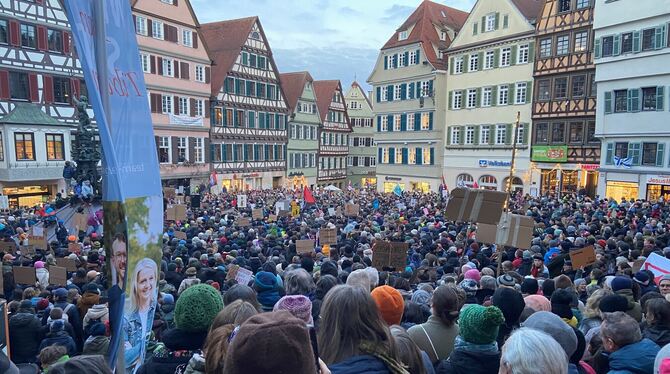 protest marktplatz Anfang des Jahres versammelten sich Abertausende Menschen in Tübingen, um bei einer Kundgebung für mehr Menschenrechte und Demok