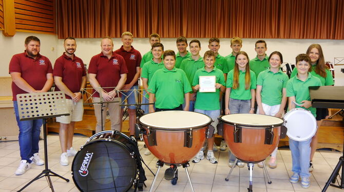 Mitglieder der Jugendkapelle sowie die Projektverantwortlichen freuen sich über ihr neues Equipment, wofür es Fördergeld aus dem Mitglieder der Jugendkapelle sowie die Projektverantwortlichen freuen sich über ihr neues Equipment, wofür es Fördergeld aus dem