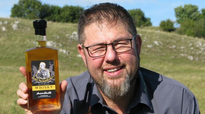 Der gebürtige Laichinger Stephan Pöhler an historischer Stelle auf dem ehemaligen Truppenübungsplatz im Gewann Schottenstein: D Der gebürtige Laichinger Stephan Pöhler an historischer Stelle auf dem ehemaligen Truppenübungsplatz im Gewann Schottenstein: D