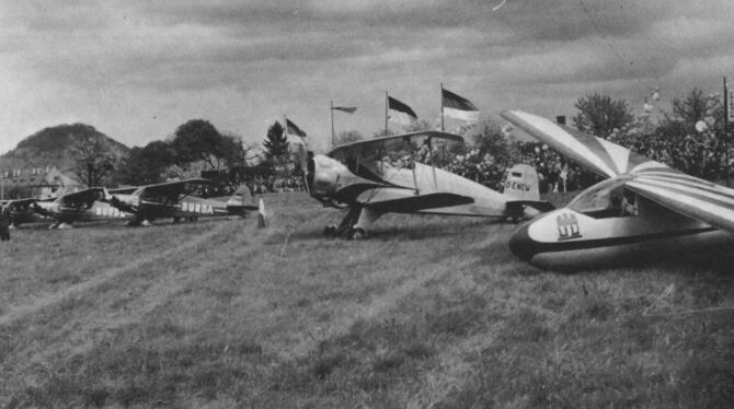 Jawohl, der Berg im Hintergrund ist die Achalm. Wo heute das Kreuzeichestadion steht, war bis Mitte der 50er Jahre der Landeplat
