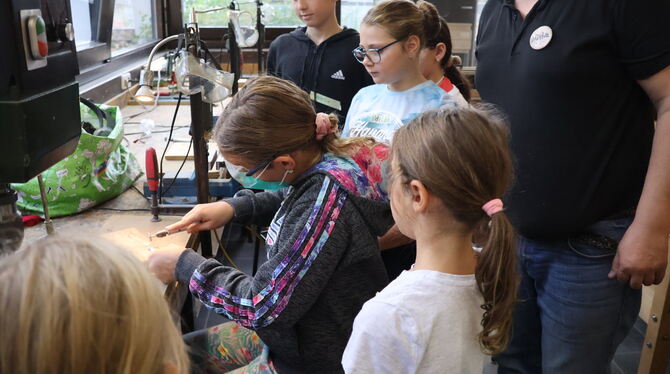 Silberschmiedekurs Sommerferienprogramm Pfullingen Nicht nur an der Schleifmaschine bewiesen die Mädchen und Jungen ihre Fingerfertigkeiten im Silberschmieden