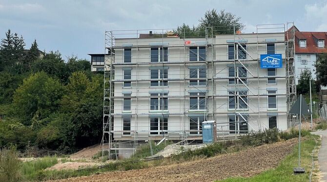 Pliezhausen Flüchtlingshaus Baustelle Bau Unterhalb der Tübinger Straße in Pliezhausen ist die Fassade des neuen Flüchtlingshauses schon gut zu erkennen.
