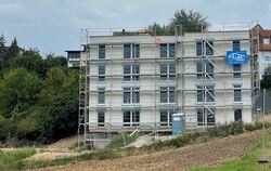 Unterhalb der Tübinger Straße in Pliezhausen ist die Fassade des neuen Flüchtlingshauses schon gut zu erkennen.
