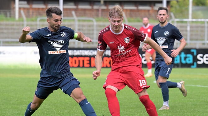 Willie Sauerborn (rotes Trikot) stand zuletzt gegen die TSG Backnang erstmals in der SSV-Startformation.
