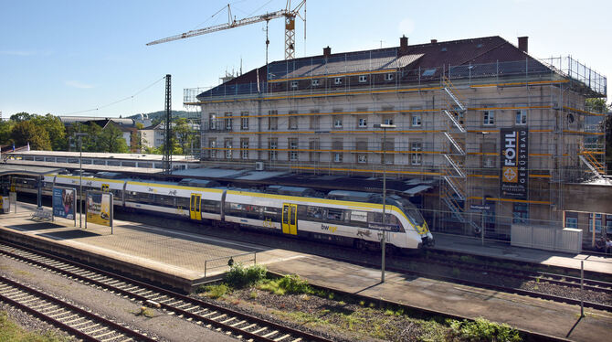 Das Bahnhofsgebäude samt Expressguthalle werden auf den neuesten Stand gebracht. Rund fünf Millionen Euro investiert die Deutsch