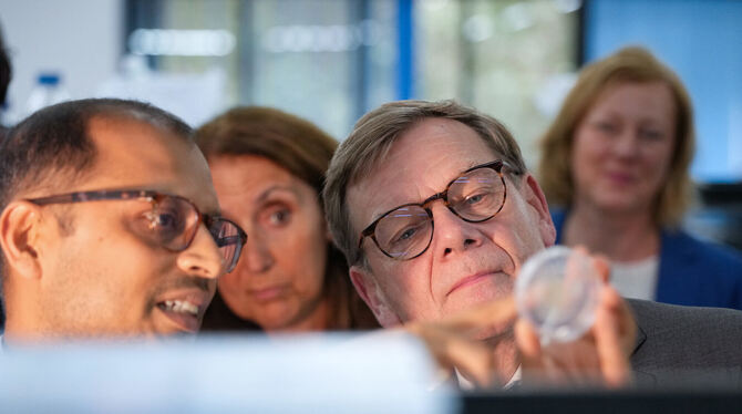 Bundesaußenminister Johann Wadephul (rechts, CDU) besucht das Indische Institut für Wissenschaft in Bengaluru.